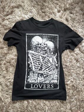 Mortus Viventi Small Women’s Black Graphic Tee White Skull Lovers Tarot Card